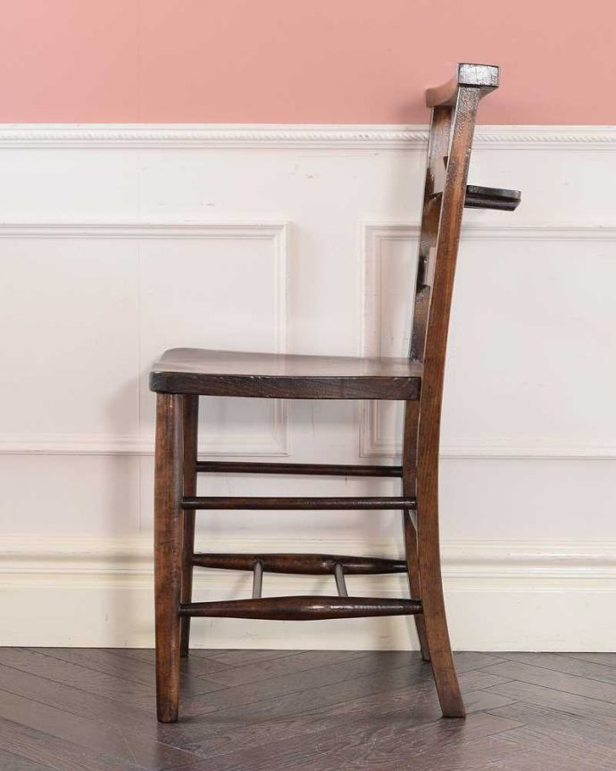 チャーチチェアの横顔