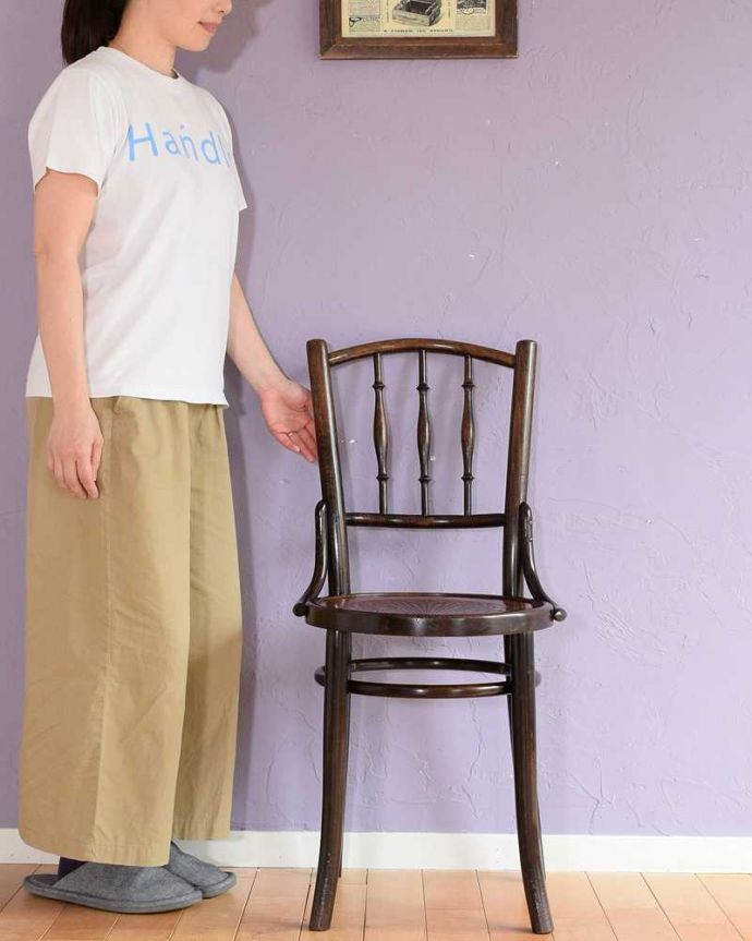 ベントウッドチェア　アンティーク チェア　英国輸入の椅子、バンブーの背もたれがお洒落なアンティークベントウッドチェア。一本の木をぐにゅっと曲げたベントウッドチェア背もたれのデザインが特長のベントウッドチェア。(k-1635-c)