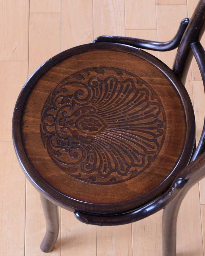 ベントウッドチェア　アンティーク チェア　英国輸入の椅子、バンブーの背もたれがお洒落なアンティークベントウッドチェア。座面にも個性があります背もたれだけじゃなく座面にも注目！丸みを帯びた可愛い座面がベントウッドの特長です。(k-1635-c)