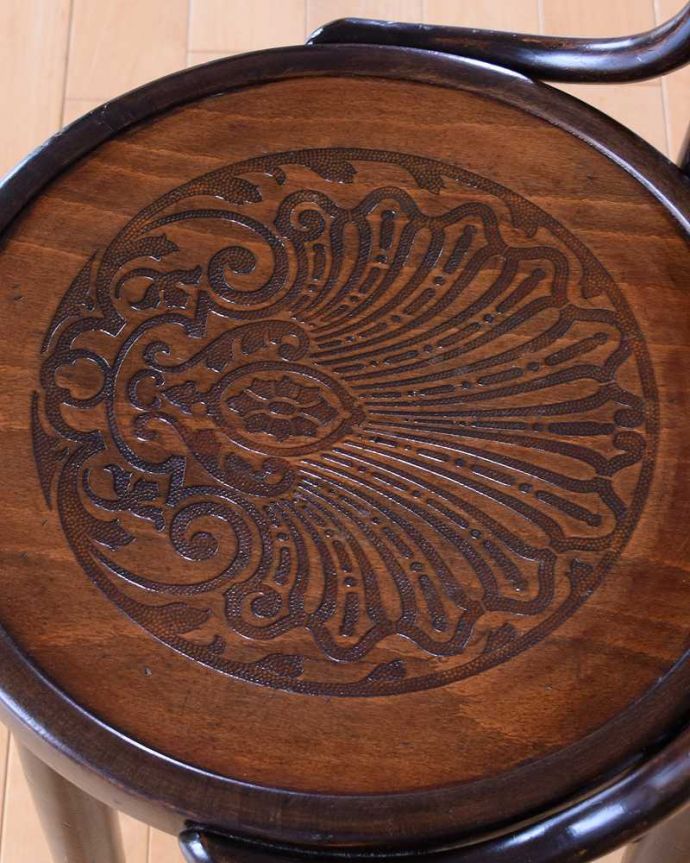 ベントウッドチェア　アンティーク チェア　英国輸入の椅子、バンブーの背もたれがお洒落なアンティークベントウッドチェア。近くで見てみるとそれぞれ模様が違うベントウッドチェアの座面。(k-1635-c)