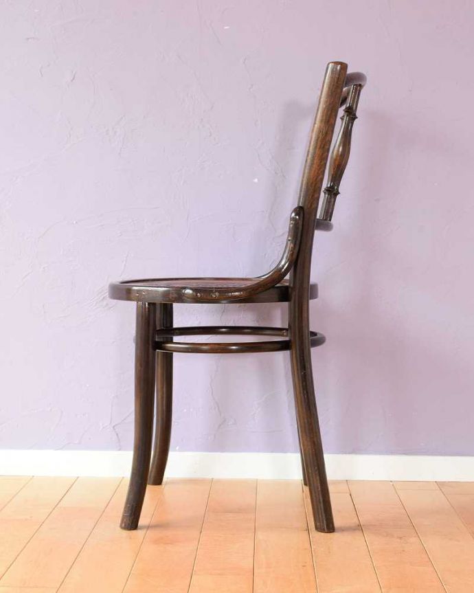 ベントウッドチェア　アンティーク チェア　英国輸入の椅子、バンブーの背もたれがお洒落なアンティークベントウッドチェア。横顔も英国らしいカッコよさ英国のパブの雰囲気たっぷりのベントウッドチェアは、横から見てもカッコイイんです。(k-1635-c)