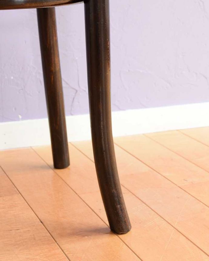 ベントウッドチェア　アンティーク チェア　英国輸入の椅子、バンブーの背もたれがお洒落なアンティークベントウッドチェア。床を滑らせて移動出来ますHandleではアンティークチェアの脚の裏にフェルトキーパーをお付けしています。(k-1635-c)