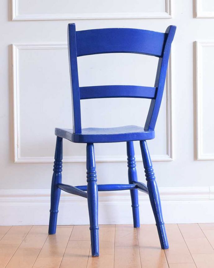 キッチンチェア アンティーク チェア アクセントカラーにピッタリなブルーのアンティークキッチンチェア。後ろ姿にも自信アリ!後ろから見られることも多い椅子。(k-1636-c)
