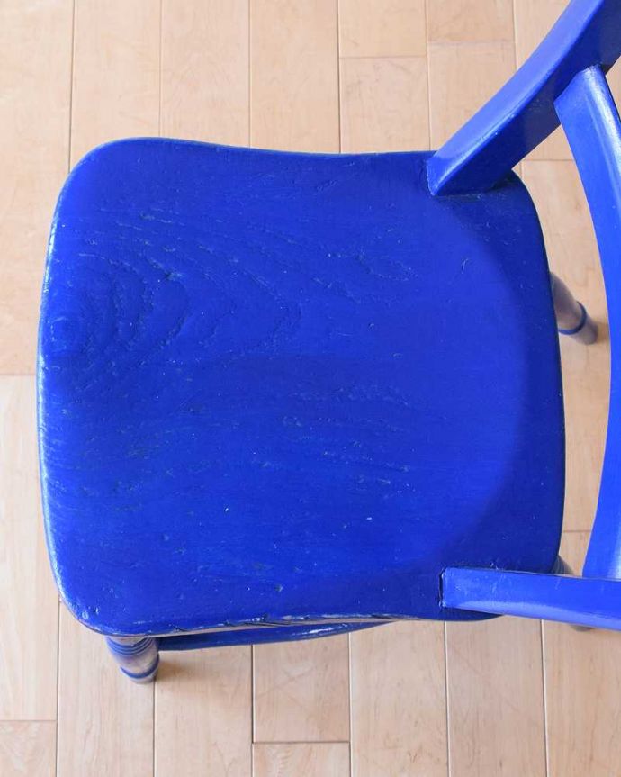 キッチンチェア アンティーク チェア アクセントカラーにピッタリなブルーのアンティークキッチンチェア。座面に隠されたヒミツ座繰りと言って、お尻と太もも部分に彫が入っているんです。(k-1636-c)