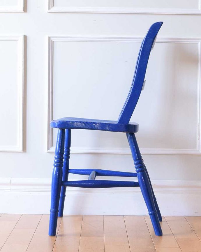 キッチンチェア アンティーク チェア アクセントカラーにピッタリなブルーのアンティークキッチンチェア。横から見ても可愛い素朴な表情の椅子を横から見るとこんな感じ。(k-1636-c)
