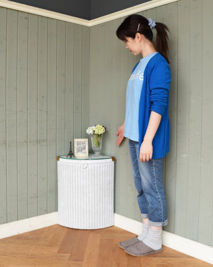 ロイドルーム　アンティーク家具　お部屋の隅にピタッとはまるロイドルームのアンティークランドリーボックス。場所もとらないので、お部屋の空いたスペースに置いてみて下さい。(k-1636-f)