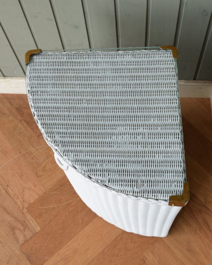 ロイドルーム　アンティーク家具　お部屋の隅にピタッとはまるロイドルームのアンティークランドリーボックス。天板のガラスもキレイな状態です。(k-1636-f)