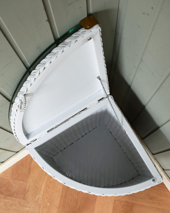 ロイドルーム　アンティーク家具　お部屋の隅にピタッとはまるロイドルームのアンティークランドリーボックス。中も修復してあるので、実用的になんでも入れて頂けます。(k-1636-f)