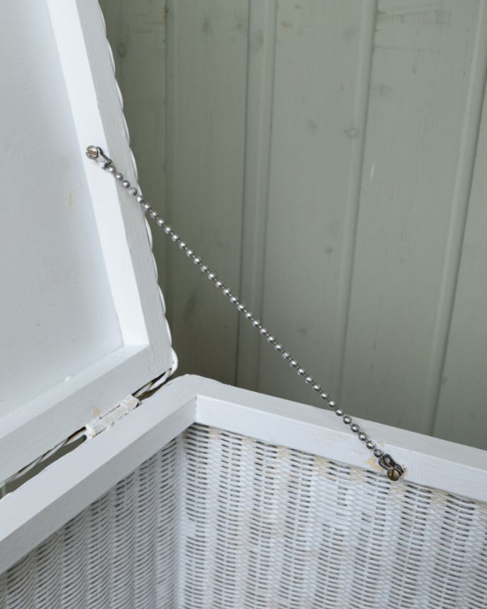 ロイドルーム　アンティーク家具　お部屋の隅にピタッとはまるロイドルームのアンティークランドリーボックス。ふたには金具があるので安心です。(k-1636-f)