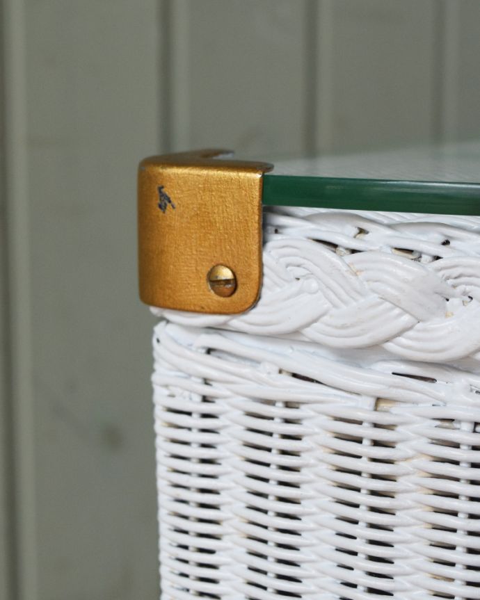 ロイドルーム　アンティーク家具　お部屋の隅にピタッとはまるロイドルームのアンティークランドリーボックス。ガラスはしっかり固定されているので、安定感があります。(k-1636-f)