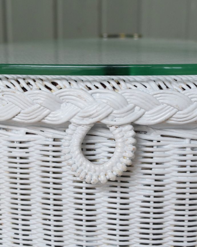 ロイドルーム　アンティーク家具　お部屋の隅にピタッとはまるロイドルームのアンティークランドリーボックス。取っ手も可愛いデザインです。(k-1636-f)