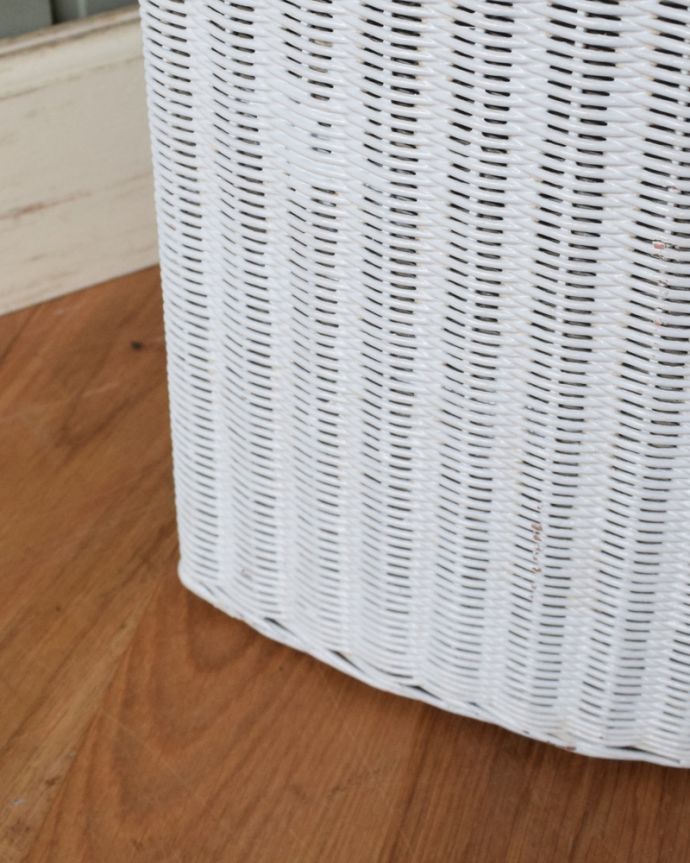 ロイドルーム　アンティーク家具　お部屋の隅にピタッとはまるロイドルームのアンティークランドリーボックス。脚がなくてナチュラルな雰囲気です。(k-1636-f)