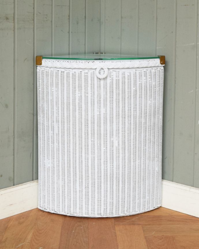 ロイドルーム　アンティーク家具　お部屋の隅にピタッとはまるロイドルームのアンティークランドリーボックス。どこから見てもステキなロイドルームです。(k-1636-f)