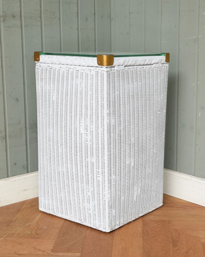 ロイドルーム　アンティーク家具　お部屋の隅にピタッとはまるロイドルームのアンティークランドリーボックス。アンティークは新品ではないので、もちろん経年変化によるキズはありますが、専門の職人が目立たないようキレイにお直しをしているので、後姿までキレイです。(k-1636-f)