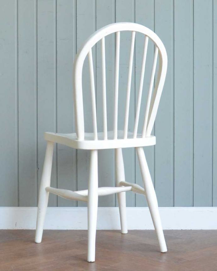 アーコールチェア　アンティーク チェア　アーコールのフープバックチェア（6本・ペイント）。後ろ姿にも自信アリ！アンティークなので経年変化によるキズはありますが、専門の職人がしっかり修復したアーコールです。(k-1637-c)