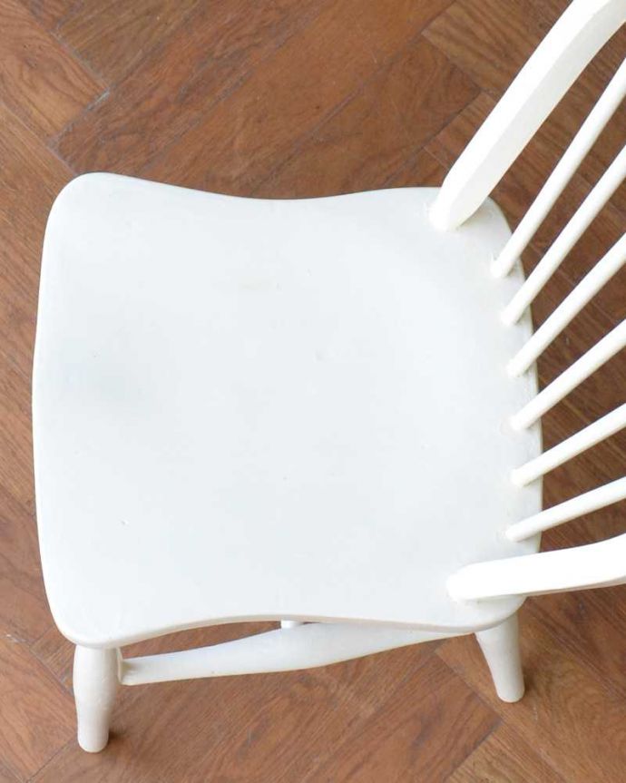 アーコールチェア　アンティーク チェア　アーコールのフープバックチェア（6本・ペイント）。座面に隠されたヒミツお尻と太もも部分に座りやすいように入っている座繰りという彫。(k-1637-c)