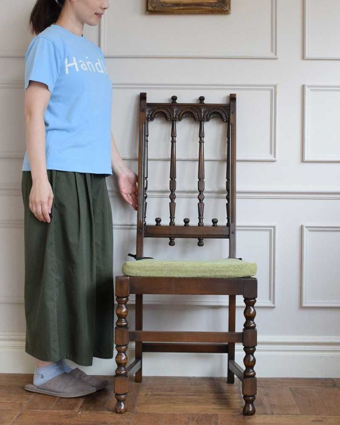 アーコールチェア アンティーク チェア 背もたれがカッコイイ、アーコール社のアンティークチェア。英国の伝統が受け継がれる椅子英国らしい重厚な雰囲気を作り上げてくれるダイニングチェアです。(k-1638-c)