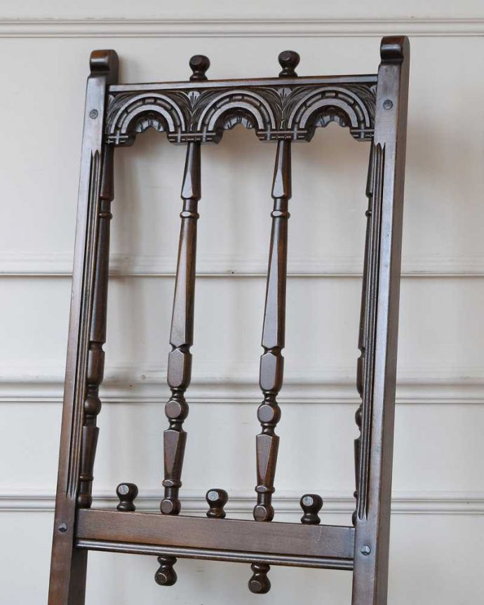 アーコールチェア アンティーク チェア 背もたれがカッコイイ、アーコール社のアンティークチェア。背もたれには上品な彫脚のデザインとは対照的に背もたれに彫られた女性らしいデザイン。(k-1638-c)