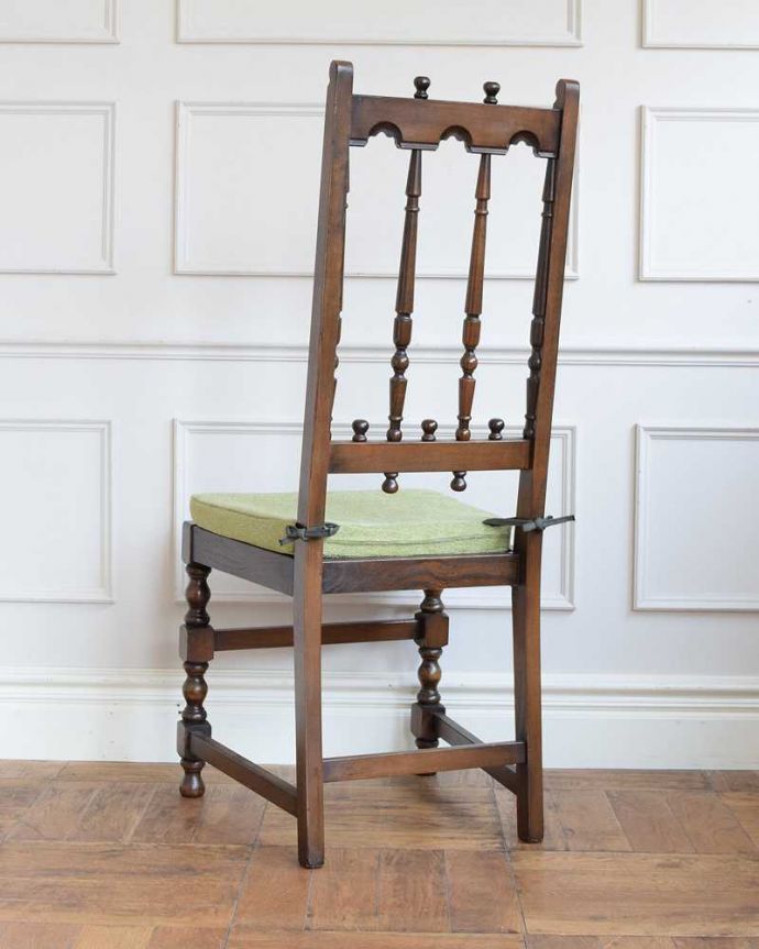 アーコールチェア アンティーク チェア 背もたれがカッコイイ、アーコール社のアンティークチェア。後ろ姿にも自信アリ!並べた時に後ろから見ることも多い椅子。(k-1638-c)