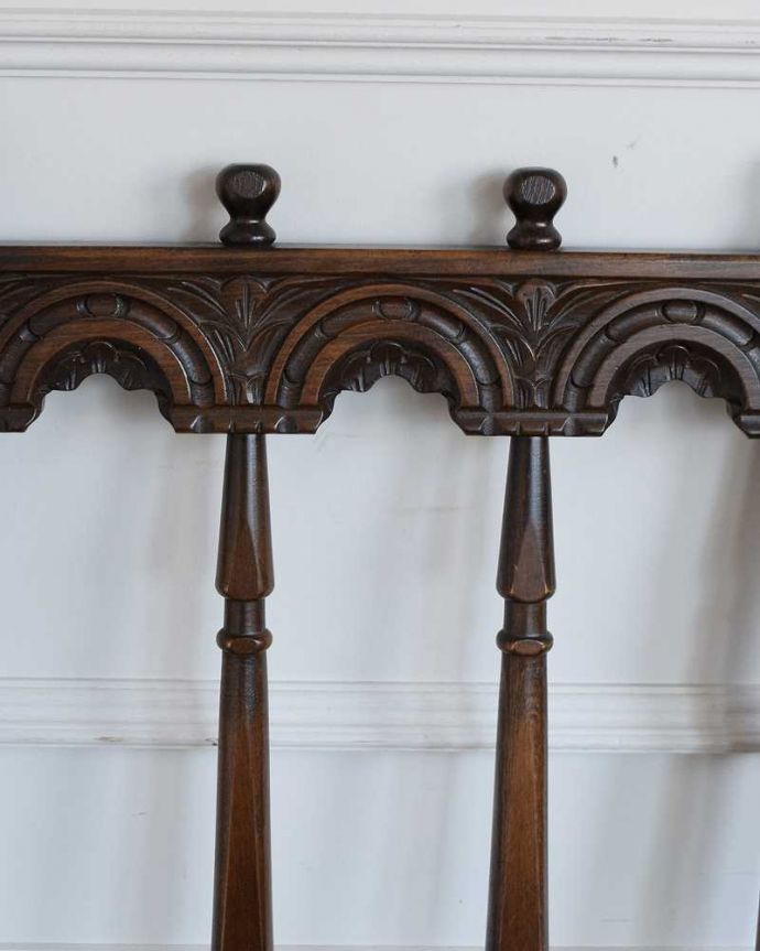 アーコールチェア アンティーク チェア 背もたれがカッコイイ、アーコール社のアンティークチェア。うっとりするほど細かい細工まだ機械の発達していない時代に、手作業で作られた細かい細工。(k-1638-c)