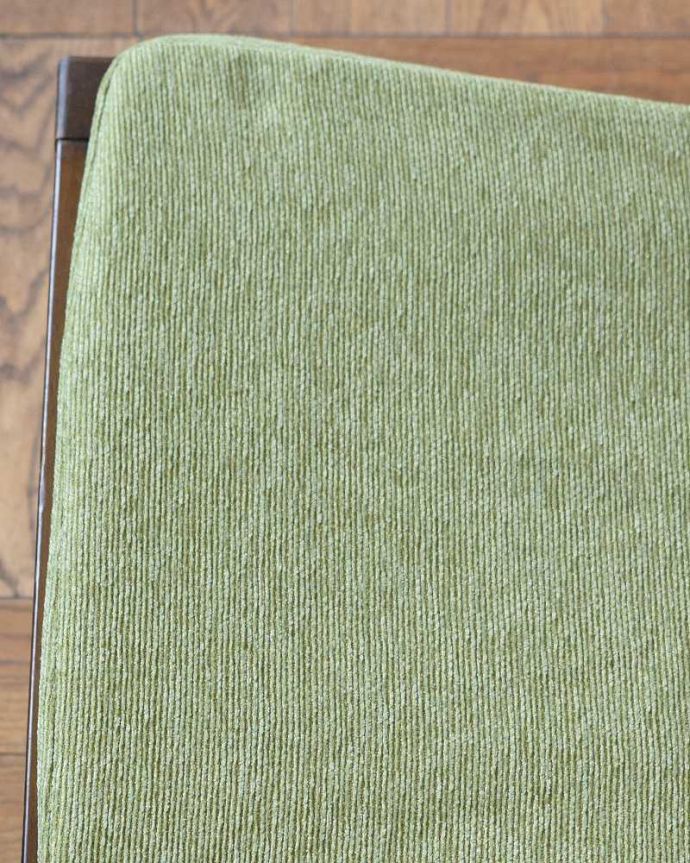 アーコールチェア アンティーク チェア 背もたれがカッコイイ、アーコール社のアンティークチェア。生地のセレクトにもこだわりました優雅なアンティークチェアの雰囲気をそのままに、一番似合う貼り座をじっくり選びました。(k-1638-c)