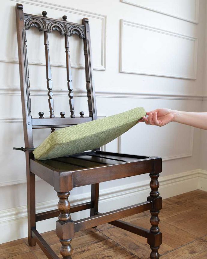 アーコールチェア アンティーク チェア 背もたれがカッコイイ、アーコール社のアンティークチェア。取り外しできる座クッション座面の上に置いてあるクッションは取り外しが簡単に出来るタイプです。(k-1638-c)