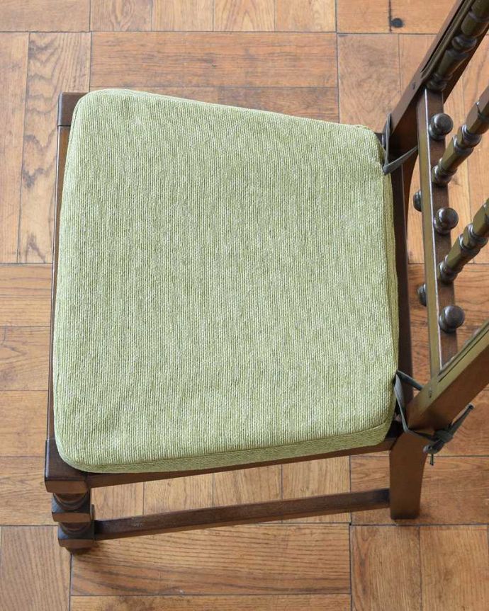 アーコールチェア アンティーク チェア 背もたれがカッコイイ、アーコール社のアンティークチェア。座面を上から見るとこんな感じ座面はには置きクッションが付いています。(k-1638-c)