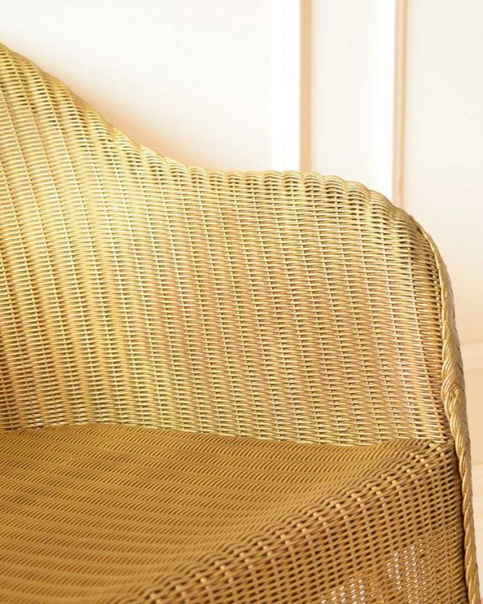 ロイドルーム　アンティーク チェア　アンティークの英国椅子、丈夫で軽いロイドルームチェア 。アーム部分にも注目肘を掛けておけるアームチェアは座ったときにやっぱりラク。(k-1640-c)