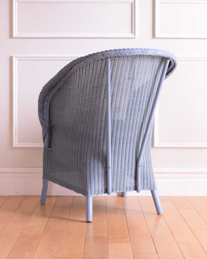 ロイドルーム　アンティーク チェア　イギリス輸入のアンティークロイドルームチェア（クッション付き）。後ろ姿にも自信があります！アンティークは新品ではないので経年変化によるキズはありますが、専門の職人が目立たないようキレイにお直しをしているので、後姿までキレイです。(k-1641-c)