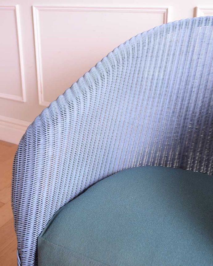 ロイドルーム　アンティーク チェア　イギリス輸入のアンティークロイドルームチェア（クッション付き）。アーム部分にも注目肘を掛けておけるアームチェアは座ったときにやっぱりラク。(k-1641-c)