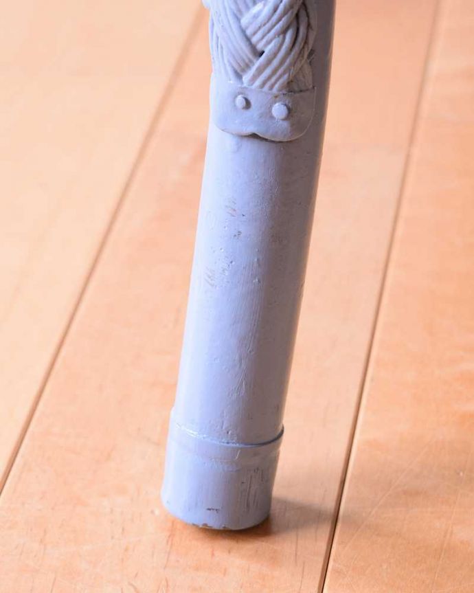 ロイドルーム　アンティーク チェア　イギリス輸入のアンティークロイドルームチェア（クッション付き）。床を滑らせて移動出来ますHandleではアンティークチェアの脚の裏にフェルトキーパーをお付けしています。(k-1641-c)