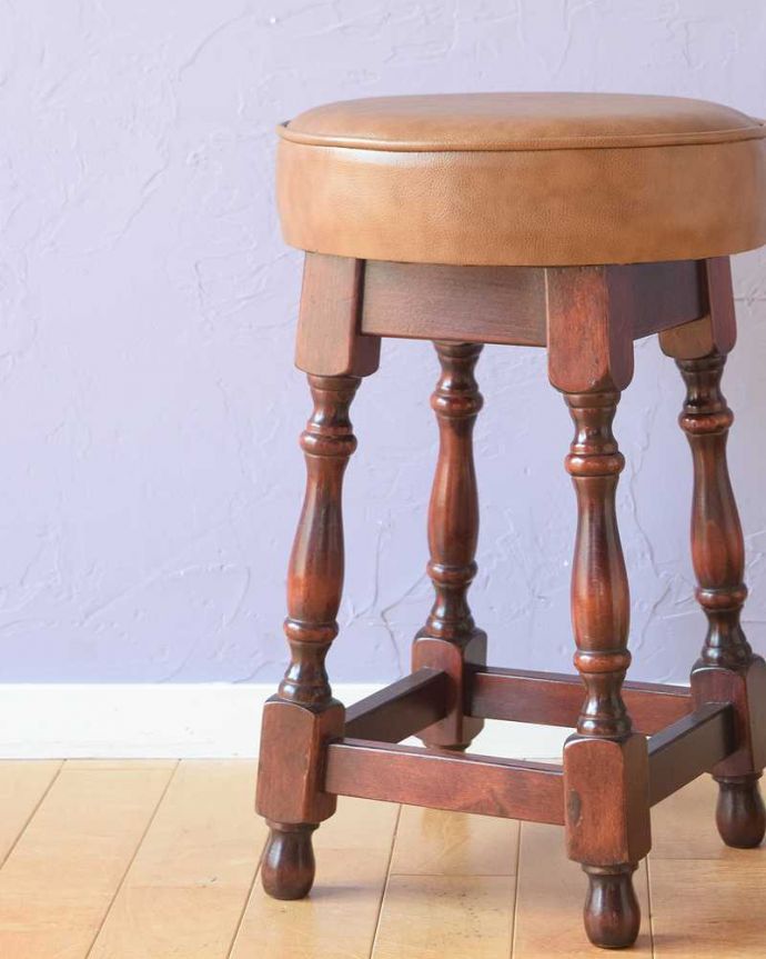 スツール・オットマン　アンティーク チェア　イギリスで見つけた4本脚の装飾がお洒落なアンティークスツール（クッション付き）。しっかり修復しましたアンティークなので経年変化によるキズはありますが、専門の職人が目立たないようキレイにお直しをしているので、安心してお使い下さい。(k-1642-c)