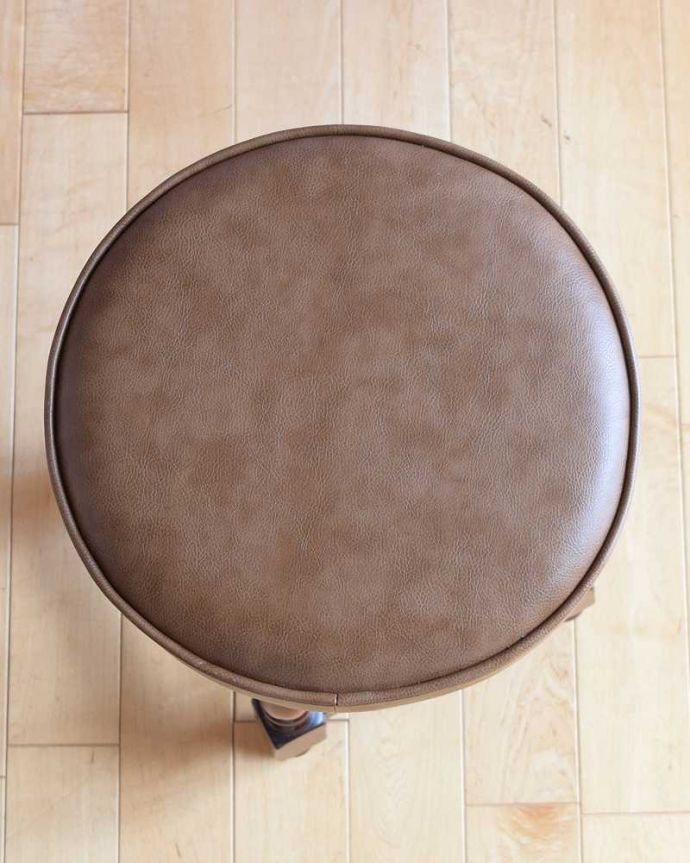 スツール・オットマン　アンティーク チェア　イギリスで見つけた4本脚の装飾がお洒落なアンティークスツール（クッション付き）。座面を上から見ると丸い貼り座はクッション性があるので、長時間座っても疲れません。(k-1642-c)