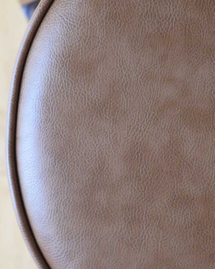 スツール・オットマン　アンティーク チェア　イギリスで見つけた4本脚の装飾がお洒落なアンティークスツール（クッション付き）。近くで見ると･･･イギリスで張り替えたフェイクレザーの生地です。(k-1642-c)