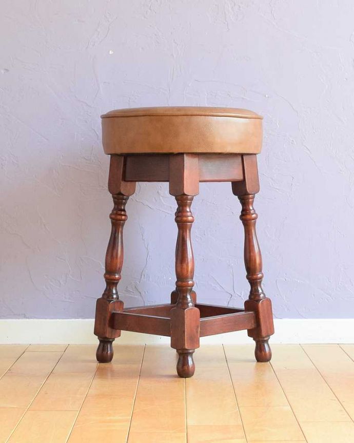 スツール・オットマン　アンティーク チェア　イギリスで見つけた4本脚の装飾がお洒落なアンティークスツール（クッション付き）。360度、どこから見ても美しい脚もしっかり組まれているのがわかります。(k-1642-c)