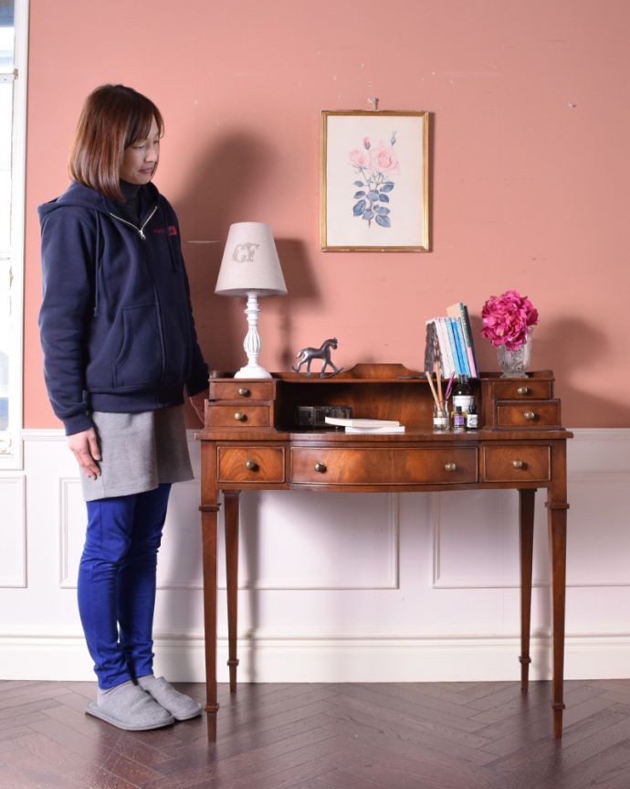 アンティークのデスク・書斎机　アンティーク家具　洗練されたウォルナット材の木目が魅力なデスク（勉強机）、アンティーク英国家具。ディスプレイを楽しんだり、化粧台にしたり。(k-1642-f)