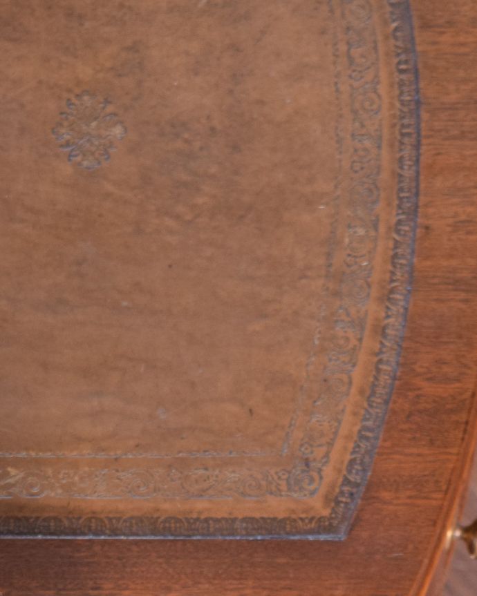 アンティークのデスク・書斎机　アンティーク家具　洗練されたウォルナット材の木目が魅力なデスク（勉強机）、アンティーク英国家具。デスクは、革張りで仕上がっています。(k-1642-f)