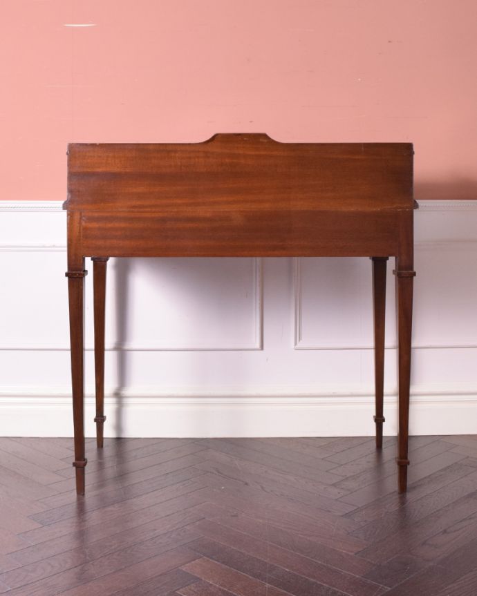 アンティークのデスク・書斎机　アンティーク家具　洗練されたウォルナット材の木目が魅力なデスク（勉強机）、アンティーク英国家具。※アンティークは新品ではないので、もちろん経年変化によるキズはありますが、専門の職人が目立たないようキレイにお直しをしているので、後姿までキレイです。(k-1642-f)