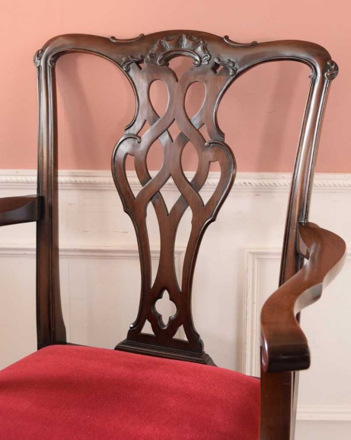 サロンチェア アンティーク チェア クロウ&ボールの脚がエレガントな英国のアーム付きアンティークサロンチェア。ゴシックスタイルのエレガントなデザインチッペンデールがゴシック建築物や窓枠からインスプレーションを得た美しい装飾。(k-1643-c)
