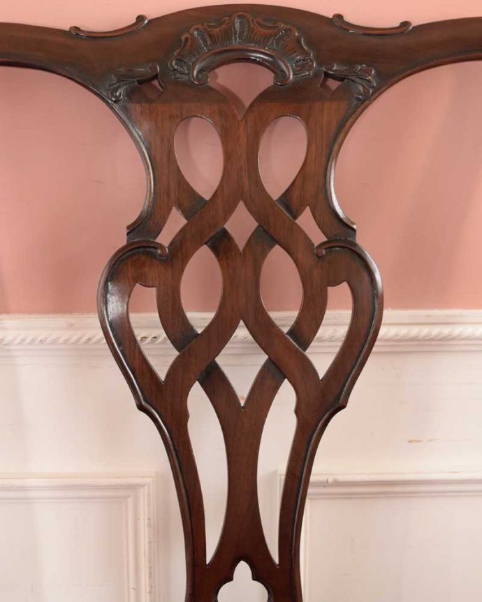 サロンチェア アンティーク チェア クロウ&ボールの脚がエレガントな英国のアーム付きアンティークサロンチェア。うっとりするほど細かい細工まだ機械の発達していない時代に、手作業で作られた細かい細工。(k-1643-c)