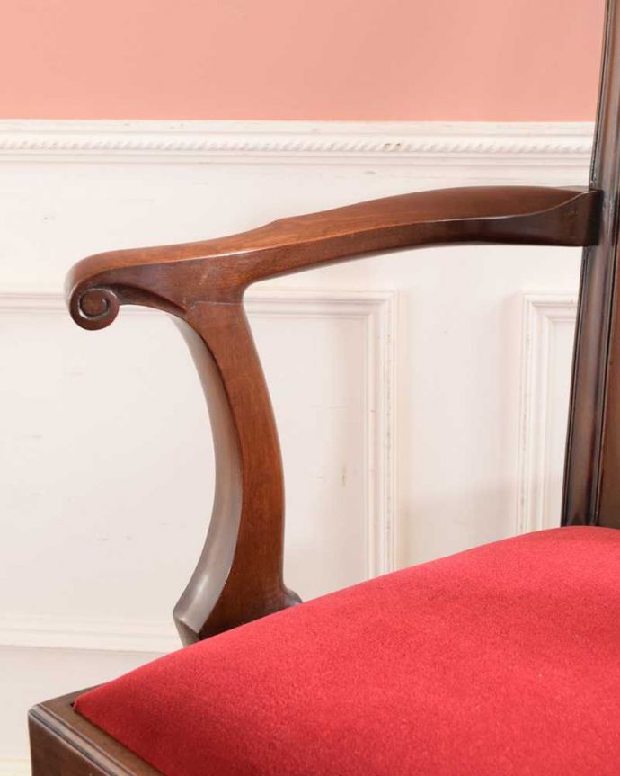 サロンチェア アンティーク チェア クロウ&ボールの脚がエレガントな英国のアーム付きアンティークサロンチェア。アーム部分にも注目肘を掛けておけるアームチェアは座ったときにやっぱりラク。(k-1643-c)