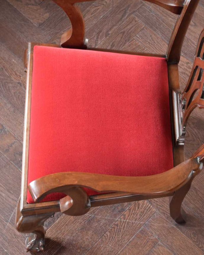 サロンチェア アンティーク チェア クロウ&ボールの脚がエレガントな英国のアーム付きアンティークサロンチェア。座面を上から見るとこんな感じ座面は布貼りなので、長時間座っても疲れません。(k-1643-c)