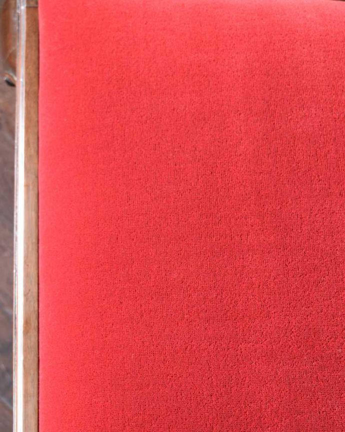 サロンチェア アンティーク チェア クロウ&ボールの脚がエレガントな英国のアーム付きアンティークサロンチェア。生地のセレクトにもこだわりました優雅なアンティークチェアの雰囲気をそのままに、一番似合う貼り座をじっくり選びました。(k-1643-c)