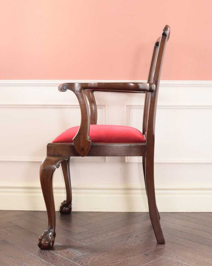 サロンチェア アンティーク チェア クロウ&ボールの脚がエレガントな英国のアーム付きアンティークサロンチェア。横から見ても優雅な立ち姿背もたれがカーブしているので楽です。(k-1643-c)