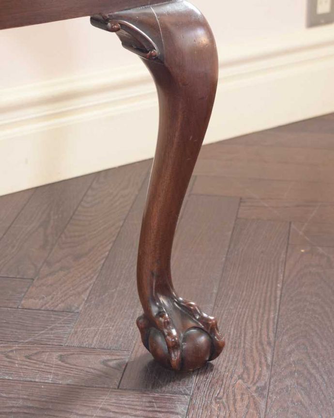 サロンチェア アンティーク チェア クロウ&ボールの脚がエレガントな英国のアーム付きアンティークサロンチェア。床を滑らせて移動出来ますHandleではアンティークチェアの脚の裏にフェルトキーパーをお付けしています。(k-1643-c)