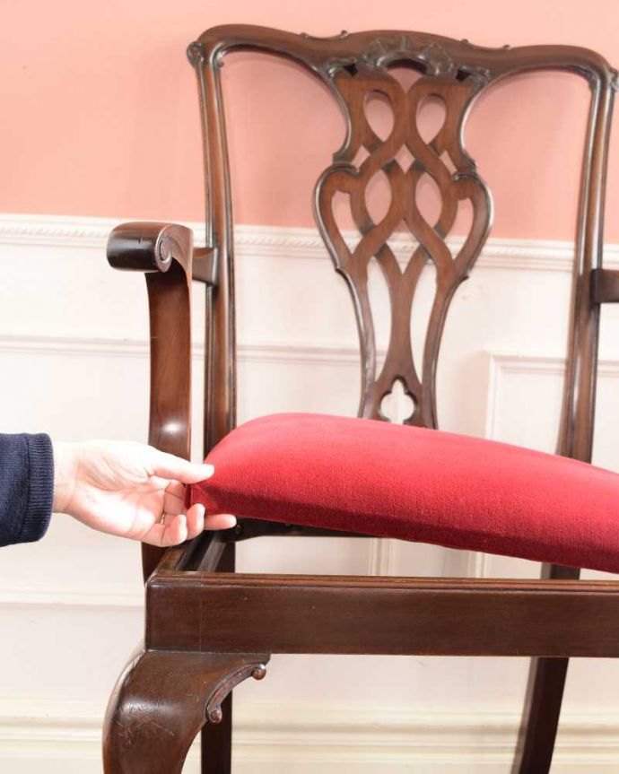 サロンチェア アンティーク チェア クロウ&ボールの脚がエレガントな英国のアーム付きアンティークサロンチェア。取り外しできます。(k-1643-c)