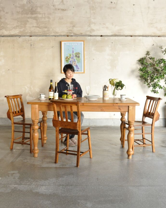 アンティークのテーブル アンティーク家具 かわいいダイニングテーブル、パイン材のアンティーク家具。お茶の時間、パソコンや書き物、アイロンなどの作業台として。(k-1643-f)