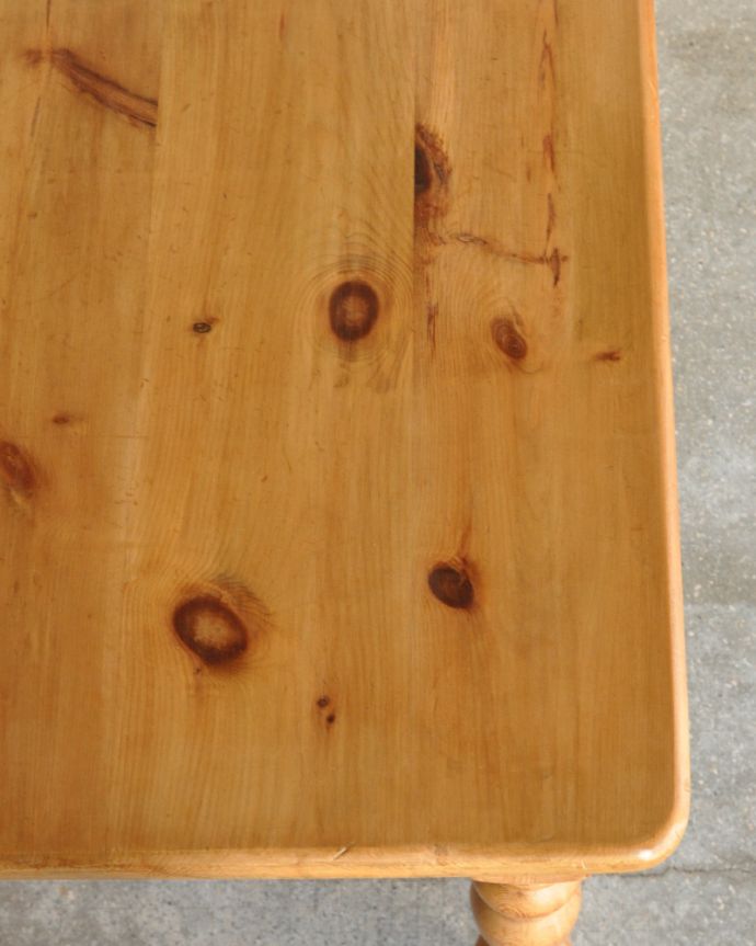 アンティークのテーブル アンティーク家具 かわいいダイニングテーブル、パイン材のアンティーク家具。角もキレイな状態です。(k-1643-f)