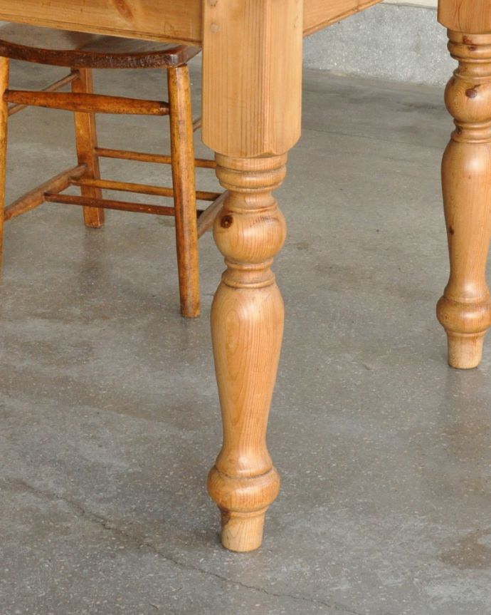 アンティークのテーブル アンティーク家具 かわいいダイニングテーブル、パイン材のアンティーク家具。玉ねぎ形の脚が可愛いです。(k-1643-f)