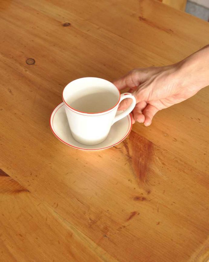アンティークのテーブル アンティーク家具 かわいいダイニングテーブル、パイン材のアンティーク家具。お茶をしたり、物書きをしたり、パソコンを置いて仕事をしたりも出来るしっかりしたキレイな天板です。(k-1643-f)